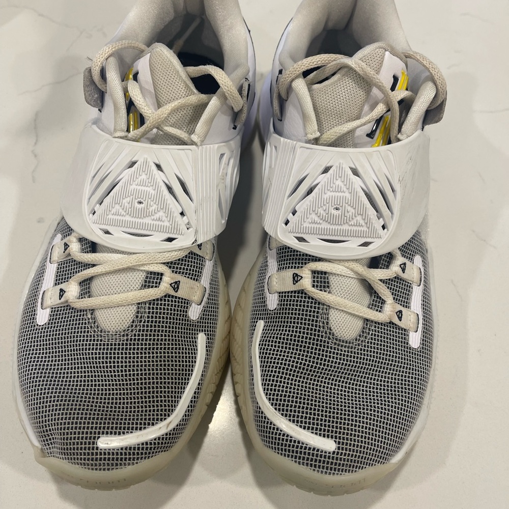 Kyrie Low 3 Basketball Shoes